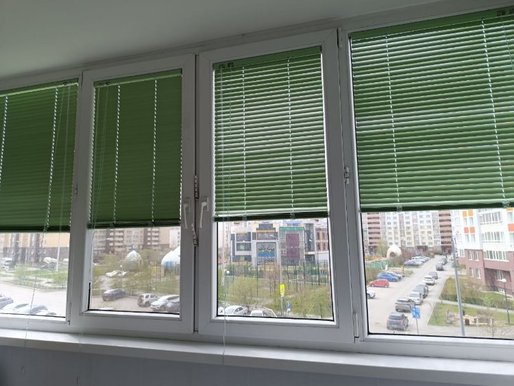 Горизонтальные жалюзи  HOLIS  зелёные матовые на лоджию.