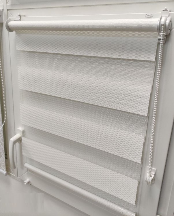 Рулонные шторы MINI ЗЕБРА ткань ТЕТРИС 0225 белый, крепление без сверления на накидные кронштейны.
