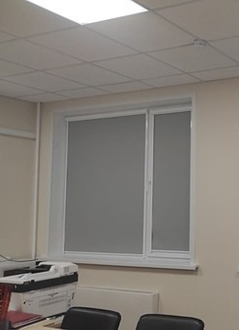 Кассетные рулонные шторы UNI 2 с тканью ПЛЭЙН BLACK-OUT DBL серый в офис_1852. Кассетные рулонные шторы UNI 2 с тканью ПЛЭЙН BLACK-OUT DBL серый в офис_1852.